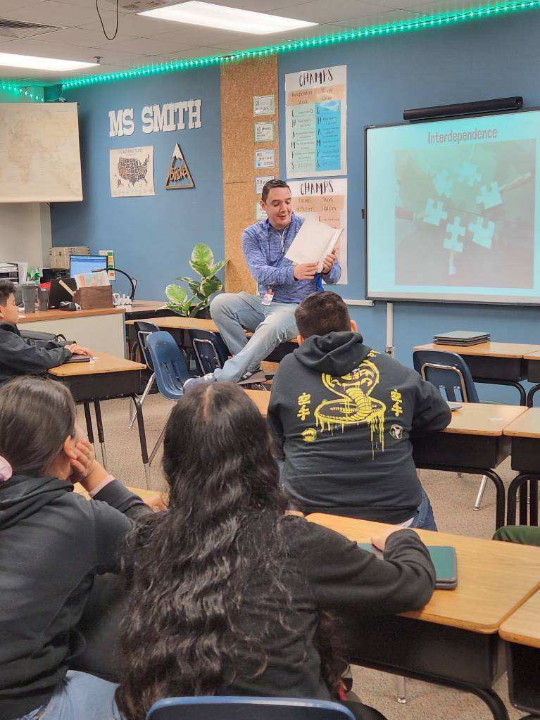 castilloclassrm's tweet photo. We π our principals! THANK YOU @garzamel and Mr. Marichalar for being guest readers as we continue to promote literacy across our campus π #LobosLead #LobosRead https://t.co/dcv9pGix6m