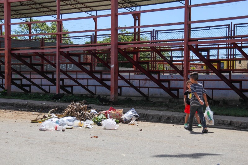 lavozdelmargar1's tweet photo. ¿El municipio Garcia tiene alcalde? 

Vecinos de Villa Esperanza exigen mejoras de sus condiciones

El mal estado de la vialidad en el sector, el poco alumbrado, la inseguridad son algunos de los requerimientos que hacen los vecinos.

#NuevaEsparta 

https://t.co/FXhCTLkZXj https://t.co/7K2uzQ1rWg