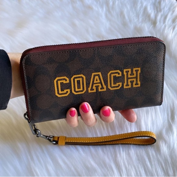 the_exception2's tweet photo. So good I had to share! Check out all the items I'm loving on @Poshmarkapp #poshmark #fashion #style #shopmycloset #coach #marcjacobs: https://t.co/FcW1bIECjG https://t.co/syhm7q8jHf