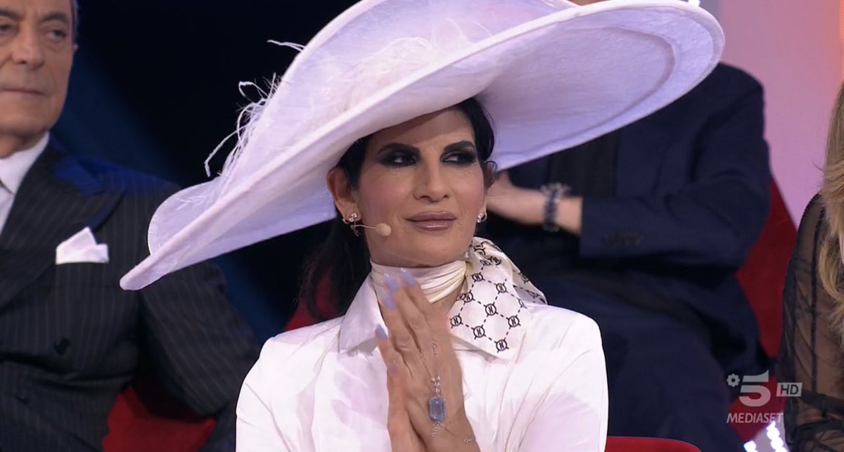 gfvip___'s tweet photo. Ma che se messa in testa #Pamelaprati la parabola televisiva hahahahha
#GFVIPParty #GrandeFratelloVip #gfvip https://t.co/tCg1lt8Mq6