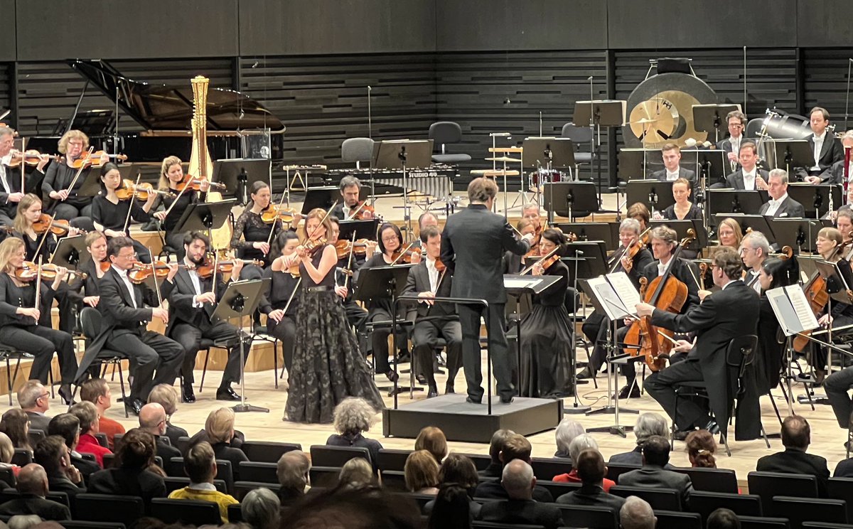 Wunderbares Konzert @brso im IsarGasteig. <a href="/LISABATIASHVILI/">Lisa Batiashvili</a> (Violine) brillierte unter JAKUB HRŮŠA. Konzert d-Moll, op. 47 von Jean Sibelius. Dazu »Les fresques de Piero della Francesca« &amp; Symphonie Nr. 1 von BOHUSLAV MARTINŮ. Weltklasse! Wiederholung, FR, 03.03.23 <a href="/br_presse/">BR - Bayerischer Rundfunk</a>