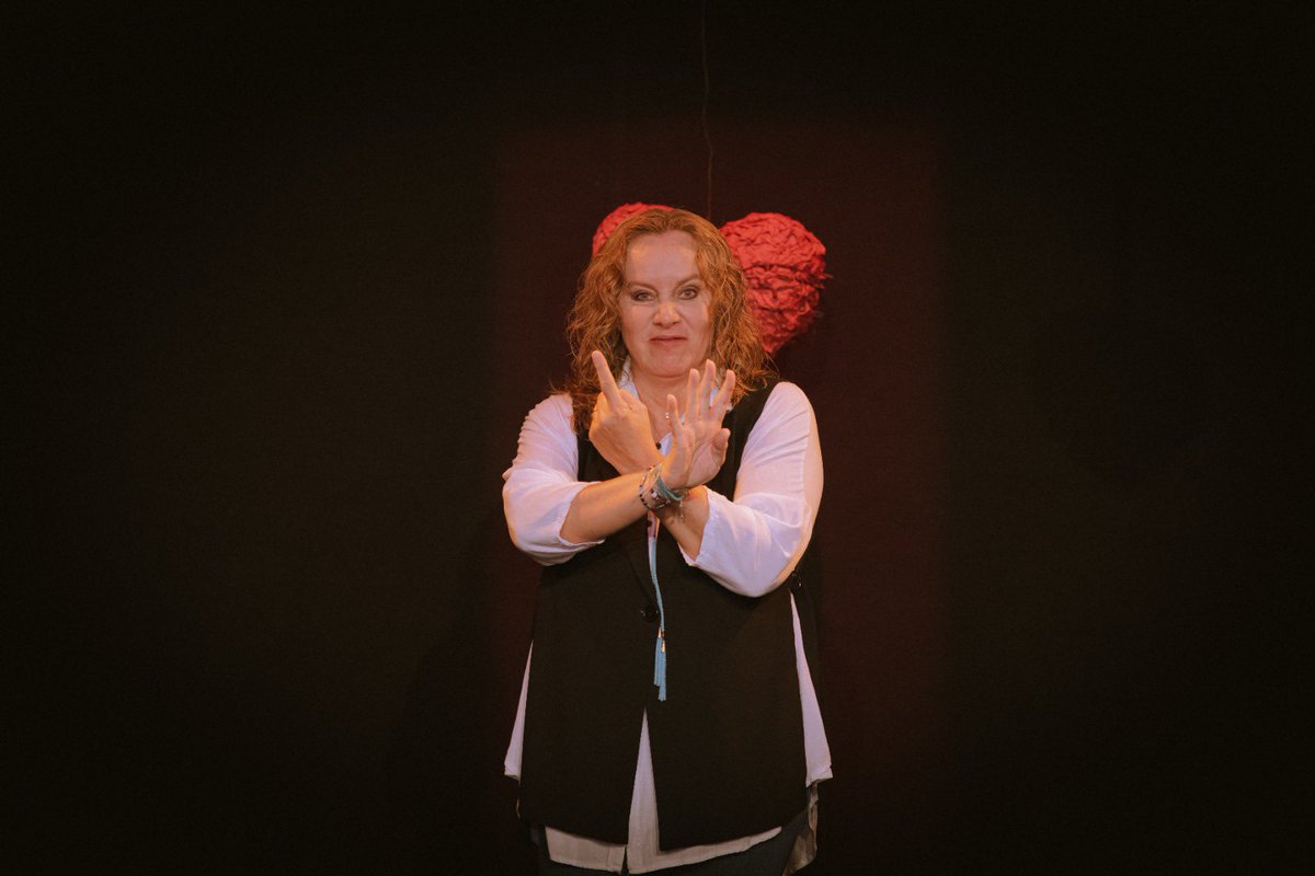 alejaboficial's tweet photo. No te escupo la cara…. Porque la vida lo hará mejor que yo Ja Ja!!! Nos vemos en el teatro esta noche 🤩🤩

Boletería: https://t.co/rAZ1VJoYzh https://t.co/ClBtm2QbJL