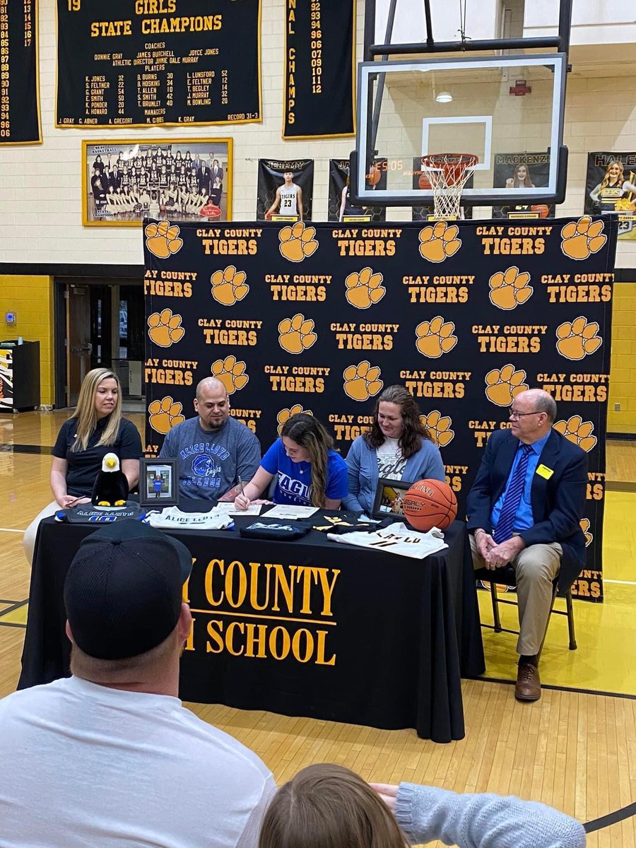 jaylencombs11's tweet photo. It’s official!! Go eagles🦅💙🤍 @ALCWBB @AliceLloydEagle https://t.co/XZbYnFEbpc