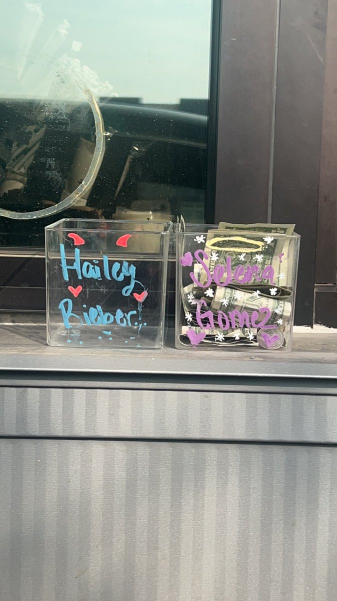 causeimheba's tweet photo. Even the @Starbucks drive through knows what’s up https://t.co/WtIdBJ9MMc