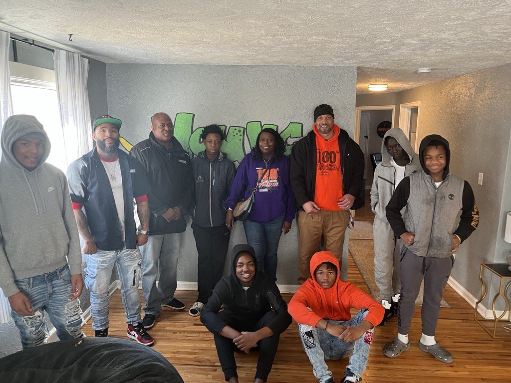 YouTurnOmaha's tweet photo. Our School Outreach team, engaging the youth at Young Hope!  #MakeA180AgainstViolence #CREDIBLEMESSENGERS https://t.co/IH0BxA9m7u