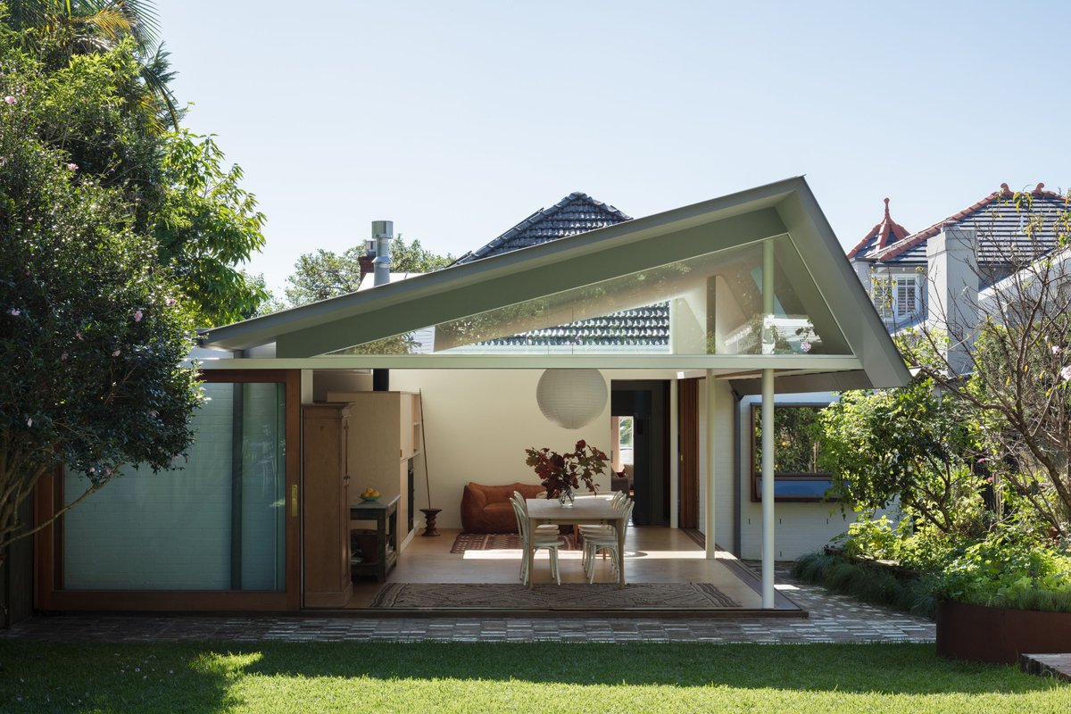 New Nomination: House for BEES by Downie North

Retaining the existing north-facing Federation home the new single storey addition is sited to the rear to preserve and enhance existing eastern and southern edible gardens.

mosmandesignawards.com.au/portfolio/nomi…