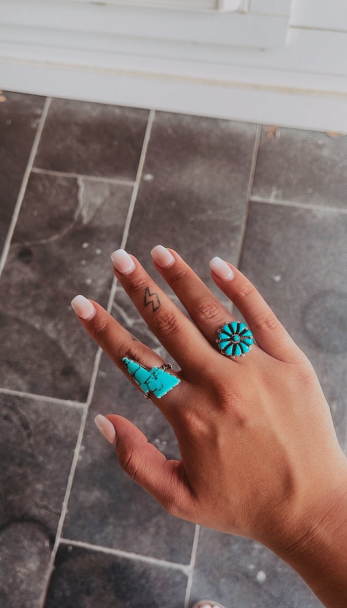 AliaPueblo's tweet photo. My bday present finally came in. OBSESSED. 🤩⚡️⚡️ https://t.co/EG6FImwKtR