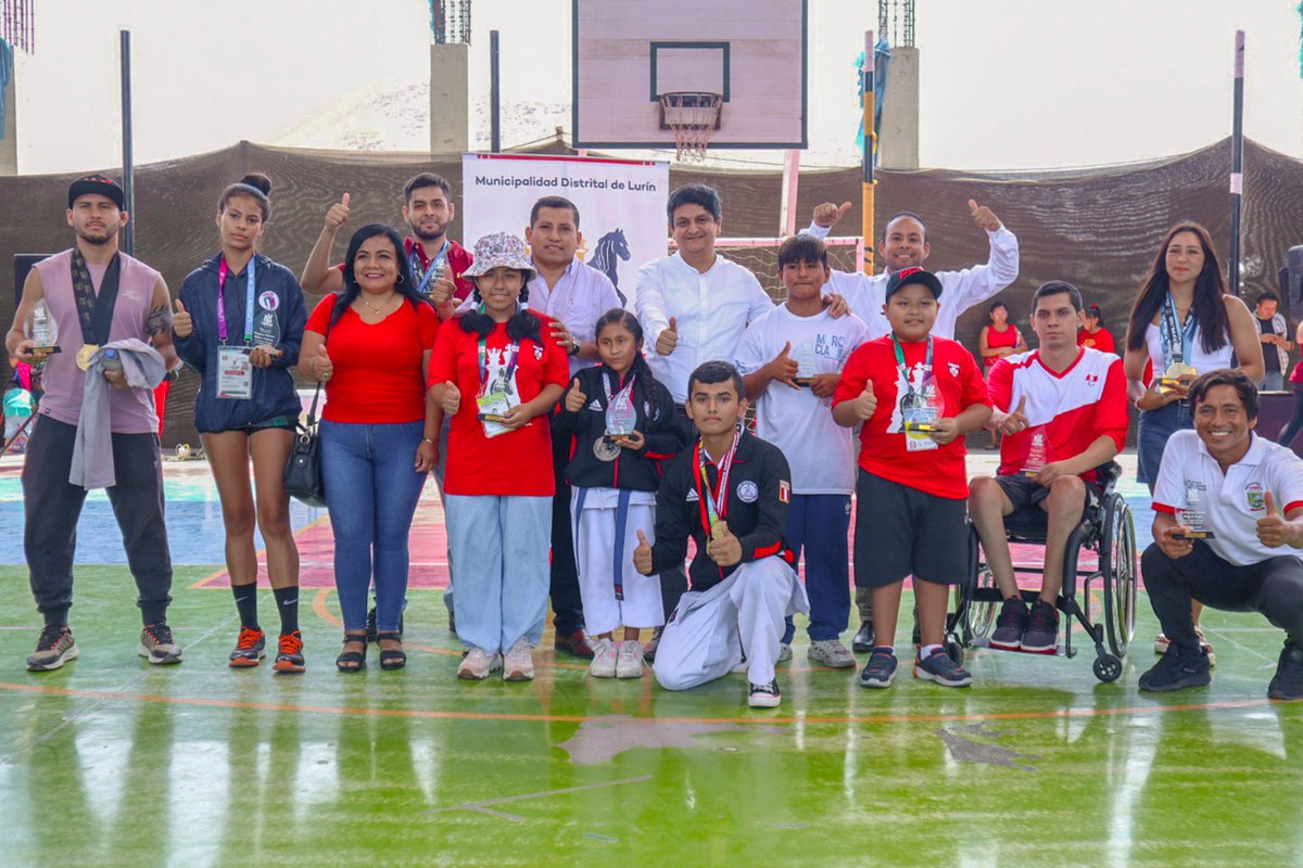 munilurin1's tweet photo. 𝐂𝐋𝐀𝐔𝐒𝐔𝐑𝐀 𝐃𝐄 𝐓𝐀𝐋𝐋𝐄𝐑𝐄𝐒 𝐃𝐄 𝐕𝐄𝐑𝐀𝐍𝐎 𝟐𝟎𝟐𝟑
El alcalde @juanmarticorena  estuvo presente en la gran Clausura de talleres de verano, donde cientos de vecinos se hicieron presentes y alentaron a sus pequeños, lo mismos que hicieron una exhibición. https://t.co/3JfjivkSLL
