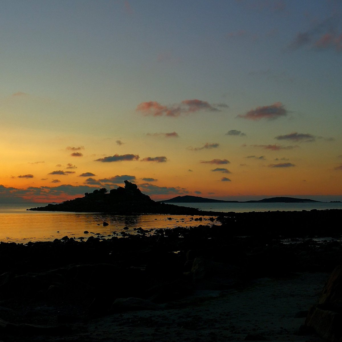 #Sunset walk with the hound
👣
If there's one thing #Scilly does well, it's #Sunsets
👣
#IslandLife #VitaminSea #MyWildScilly