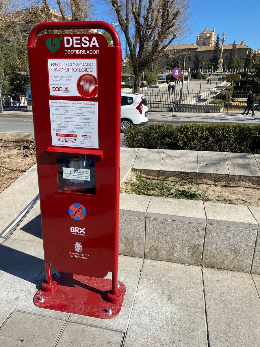 LuisSalvador's tweet photo. #Granada tiene un punto más de protección en el bulevar junto a la Fuente del Triunfo, gracias a la colaboración de @tercetocomunica, en su décimo aniversario, al donar un nuevo desfibrilador público disponible las 24h. Dentro del proyecto del @aytogr #GranadaCardioprotegida ❤️ https://t.co/KK1sVWWKvO