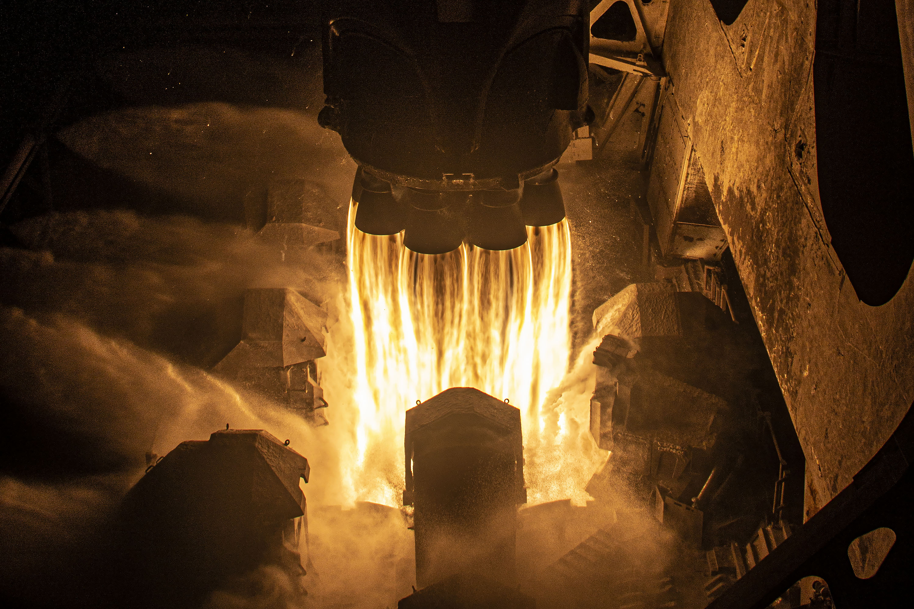 Agua y fuego, choque de elementos opuestos al despegar el Falcon 9 llevando la misión Crew-6