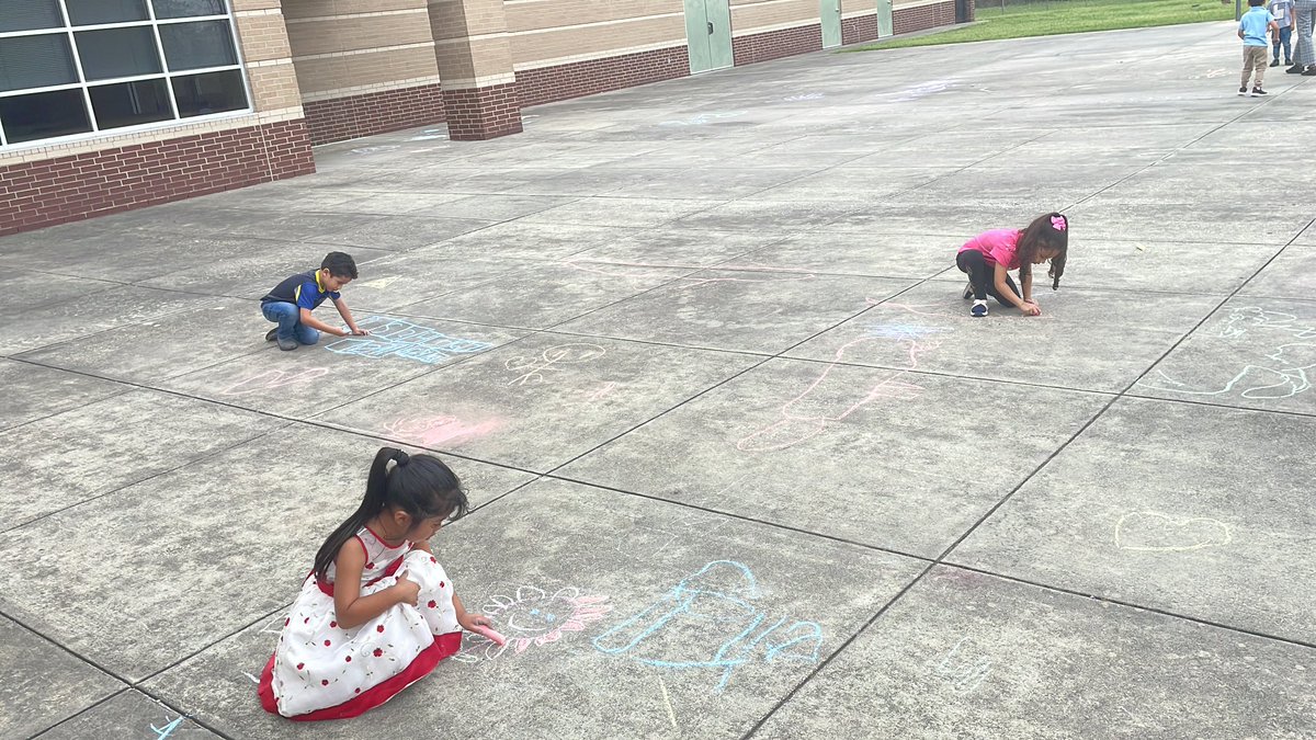sadaria_g's tweet photo. Pre-K loves decorating our school #bigartday23 #majorelementary #springisd @MajorElementary @SpringISD https://t.co/DcwtLjsNtR