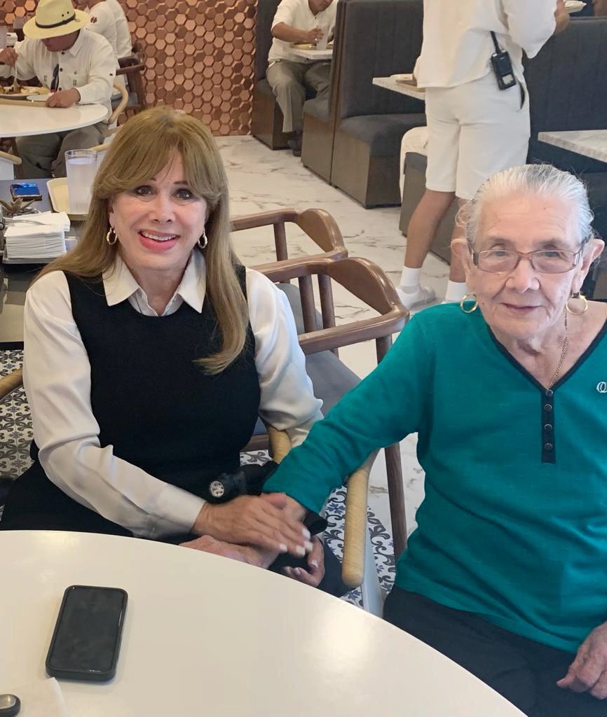 SECTURBCS's tweet photo. En el mes de las mujeres, felicitamos a la Sra. Ramona Miranda, pionera del turismo en #BCS, trabajando en el Hotel Rancho Las Cruces y posteriormente en Palmilla, quienes en homenaje a su gran labor, han puesto su nombre al restaurante de este establecimiento. ¡Enhorabuena! 🎉 https://t.co/SGBQSqTBz3