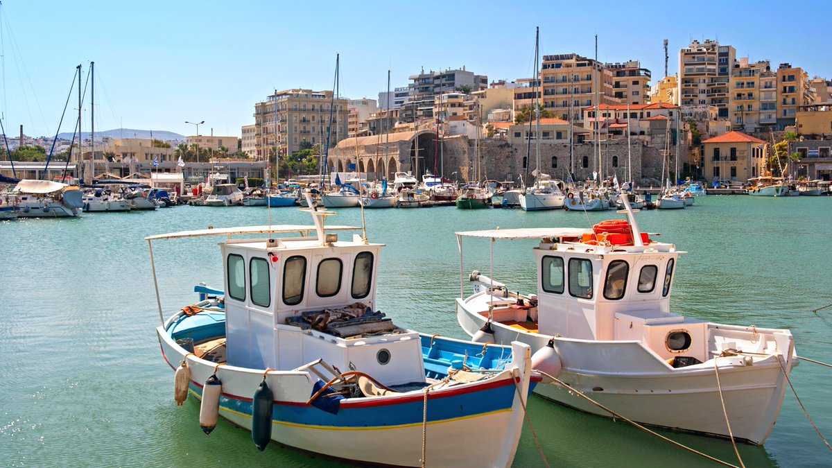 【ギリシャ・クレタ島】 イラクリオン旧市街は、クレタ島最大の都市であり、空港があることから東側の観光拠点となる街。 要塞・大聖堂・博物館・遺跡などが見所で、観光スポットをまわるには市内を走るバスがおすすめ✍️✨