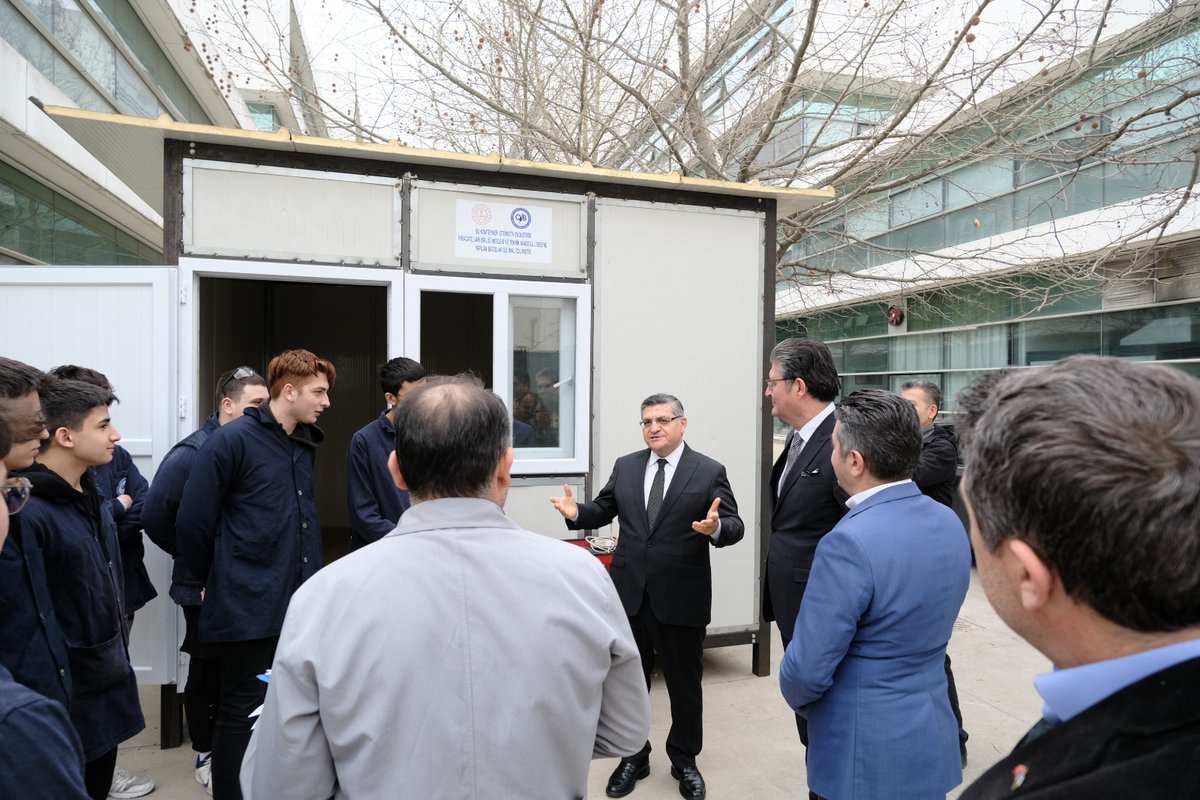 mustafaozarslnn's tweet photo. #Deprem bölgesindeki barınma ihtiyacına destek vermek için öğrencilerimiz  #KONTEYNER ve KATLANABİLİR #RANZA üretimi için ter döküyorlar...

Yaralarımızı hep birlikte saracağız. Biz büyük bir aileyiz.

📍Otomotiv Endüstrisi  İhracatçıları Birliği Mesleki ve Teknik Anadolu Lisesi https://t.co/hiwChLUF8Y