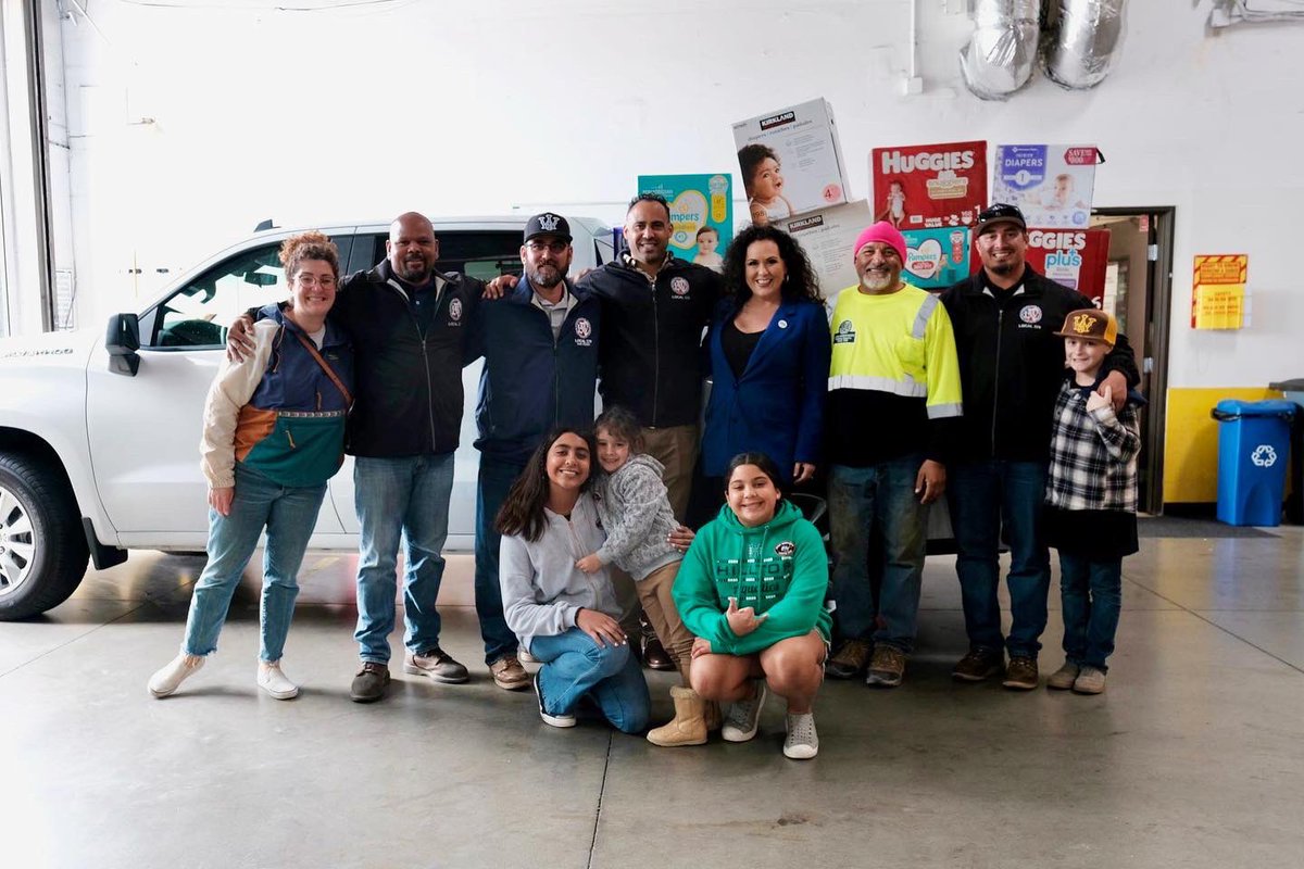 SDFoodBank's tweet image. HUGE thank you to former Assemblymember Lorena Gonzalez Fletcher, IronWorkers Local 229 and the California Labor Federation for hosting a successful diaper drive where they collected over 20,000 diapers for the Food Bank’s Diaper Bank Program! 👶💚 #DiaperBank #FoodBank #Donation