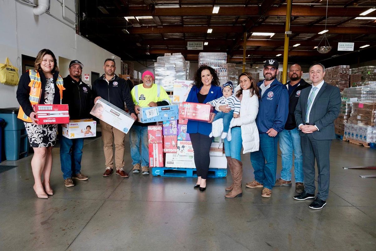 SDFoodBank's tweet image. HUGE thank you to former Assemblymember Lorena Gonzalez Fletcher, IronWorkers Local 229 and the California Labor Federation for hosting a successful diaper drive where they collected over 20,000 diapers for the Food Bank’s Diaper Bank Program! 👶💚 #DiaperBank #FoodBank #Donation