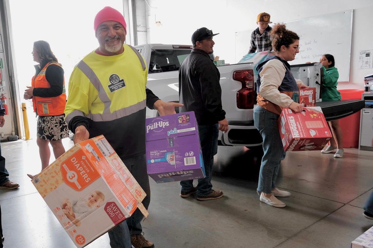 SDFoodBank's tweet image. HUGE thank you to former Assemblymember Lorena Gonzalez Fletcher, IronWorkers Local 229 and the California Labor Federation for hosting a successful diaper drive where they collected over 20,000 diapers for the Food Bank’s Diaper Bank Program! 👶💚 #DiaperBank #FoodBank #Donation