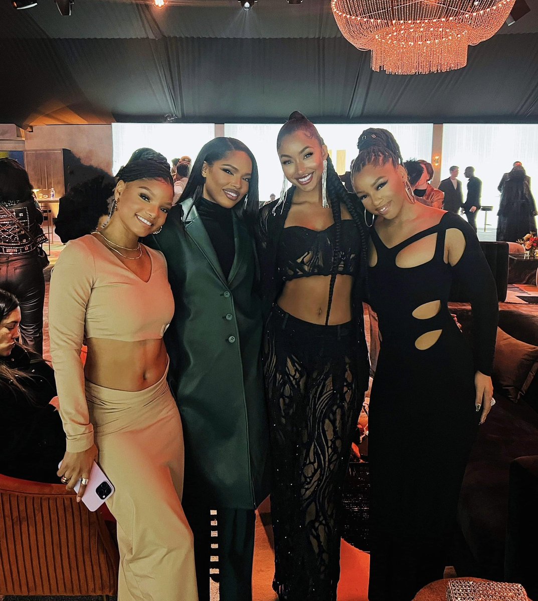 NzingaImani's tweet photo. It’s the R&amp;B girlies for me 😍😍😍
@HalleBailey @RyanDestiny @OlayNoel @ChloeBailey 

🙌🏽🙌🏽🙌🏽
#music #beauty #diva #yasss https://t.co/P67T26btxc