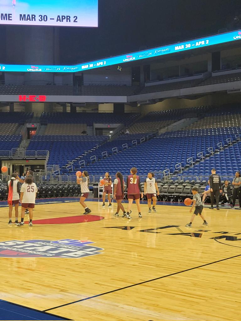 MyHearneISD's tweet photo. Lady Eagles are getting to practice at the Alamodome! #LadyEagles #Unstoppable #GetThatRing π―π―πππ―π―ππβ€οΈβ€οΈβ€οΈβ€οΈ https://t.co/Ppxv6h8SaE