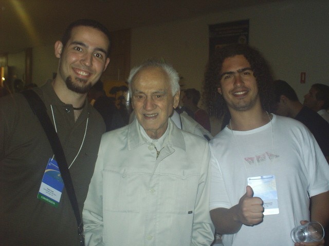 Pirulla25's tweet photo. Saindo agora do velório do prof. Setembrino, o último de sua geração. Por 80 anos como docente ajudou a formar as q sucederam. Grita a percepção q é assim q a História se constrói, e Bino já fazia parte dela antes de partir.
Foto de 2007, com o amigo Rafa e alguns quilos a menos https://t.co/dLFsRkW3jh