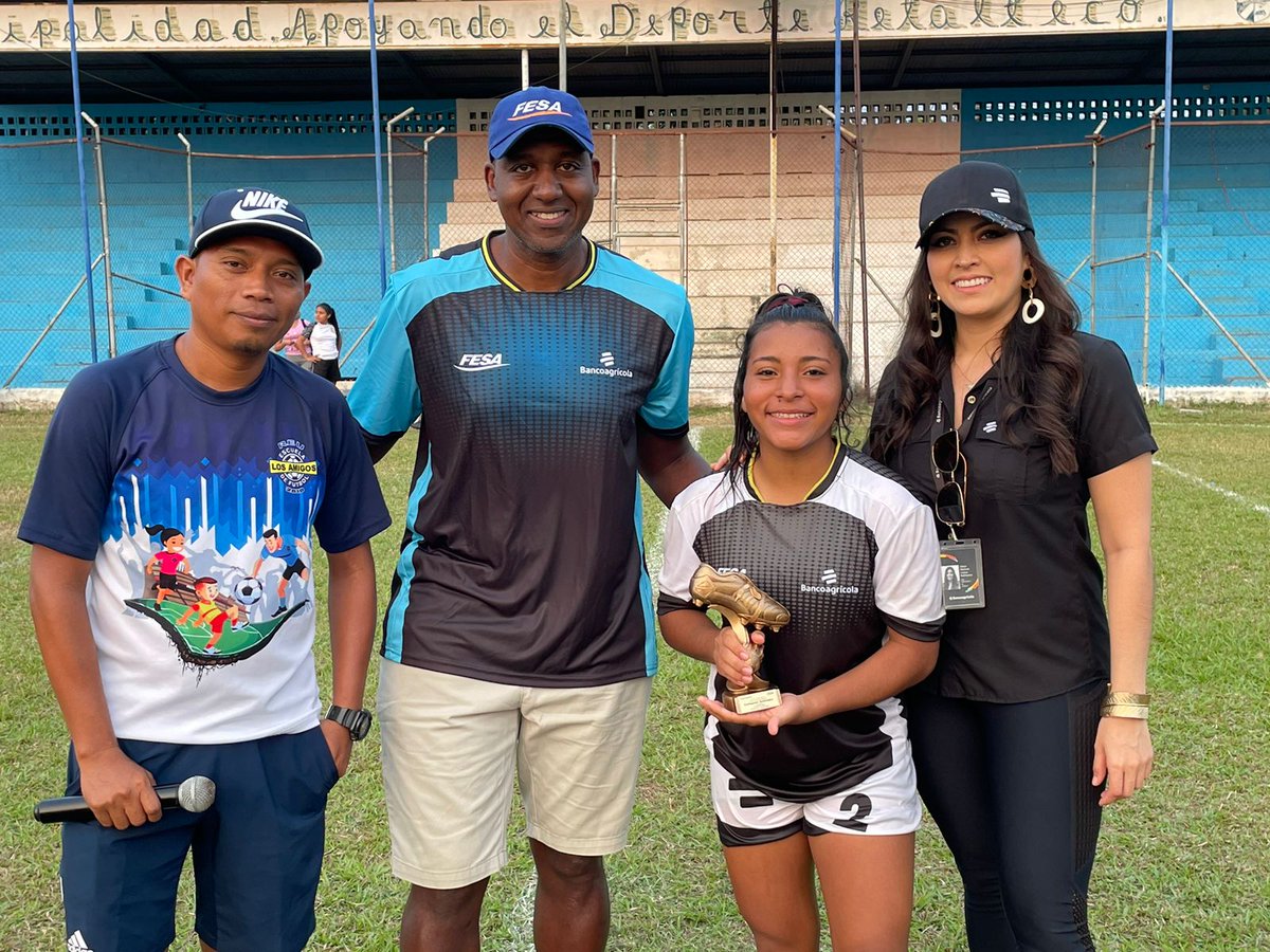 bancoagricolasv's tweet photo. Nuestras jugadoras de Jogo Bonito (Categoría Sub-15) se coronaron como campeonas del Torneo Internacional Cancha de Oportunidades. 🏆🥳

#LoLindoDelFútbol son todas las oportunidades y momentos que encontramos en él.
@FESAELSALVADOR https://t.co/ZlIeVI79zX