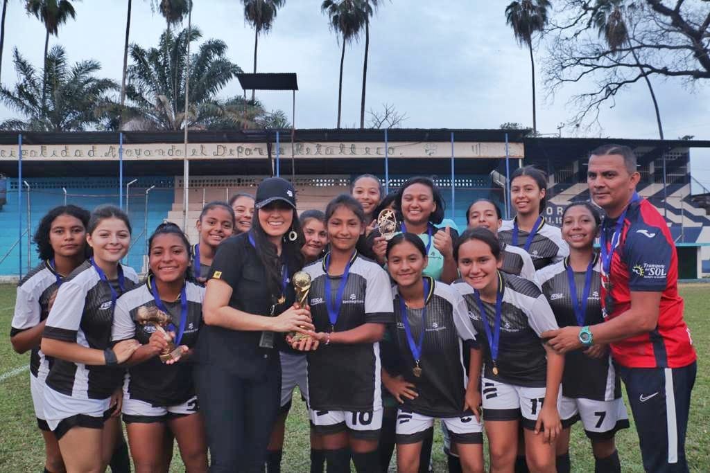 bancoagricolasv's tweet photo. Nuestras jugadoras de Jogo Bonito (Categoría Sub-15) se coronaron como campeonas del Torneo Internacional Cancha de Oportunidades. 🏆🥳

#LoLindoDelFútbol son todas las oportunidades y momentos que encontramos en él.
@FESAELSALVADOR https://t.co/ZlIeVI79zX