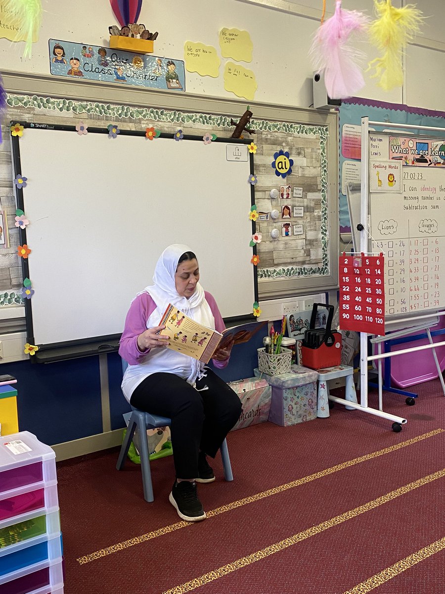 MissHillStRochs's tweet photo. A big thank you to Kareema for coming in to P4b and reading a story in French as part of Book Week. The boys and girls had so much fun 📚 🇫🇷 ❤️@SaintRochsPS #bookwkstrochs https://t.co/FWbPFlvAtM