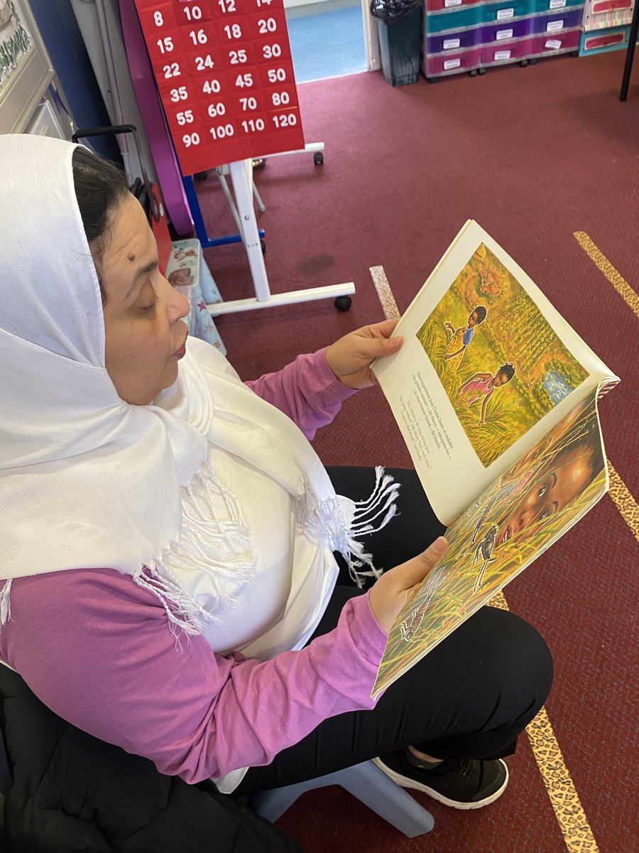 MissHillStRochs's tweet photo. A big thank you to Kareema for coming in to P4b and reading a story in French as part of Book Week. The boys and girls had so much fun 📚 🇫🇷 ❤️@SaintRochsPS #bookwkstrochs https://t.co/FWbPFlvAtM