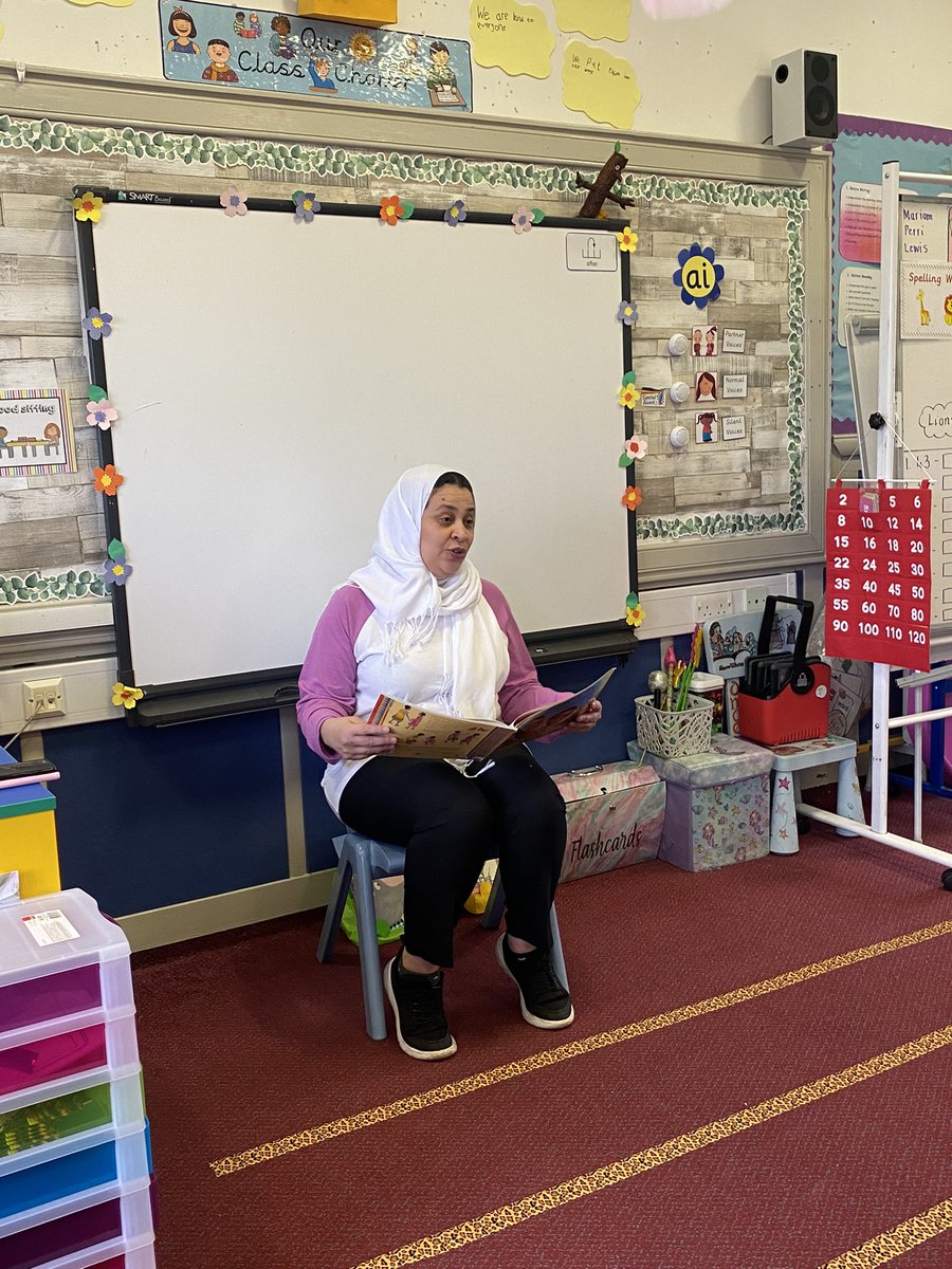 MissHillStRochs's tweet photo. A big thank you to Kareema for coming in to P4b and reading a story in French as part of Book Week. The boys and girls had so much fun 📚 🇫🇷 ❤️@SaintRochsPS #bookwkstrochs https://t.co/FWbPFlvAtM