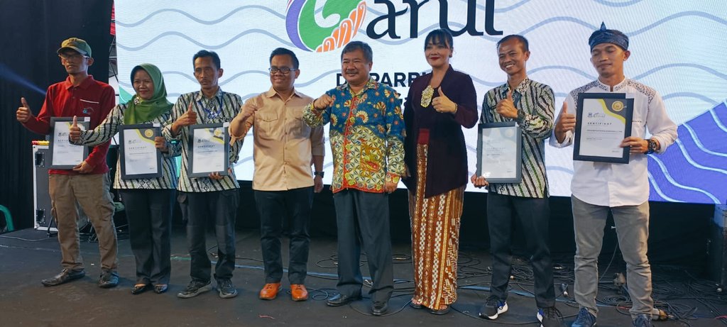 Allhamdulilah dapat sertifikat Toko Online dari Bupati .