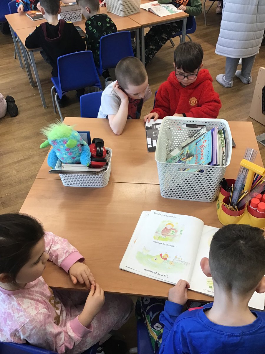 We loved sharing books with ⁦<a href="/HGPAMrsBest/">3SB</a>⁩ today 📚❤️ #harrowgateacademy #WorldBookDay2023