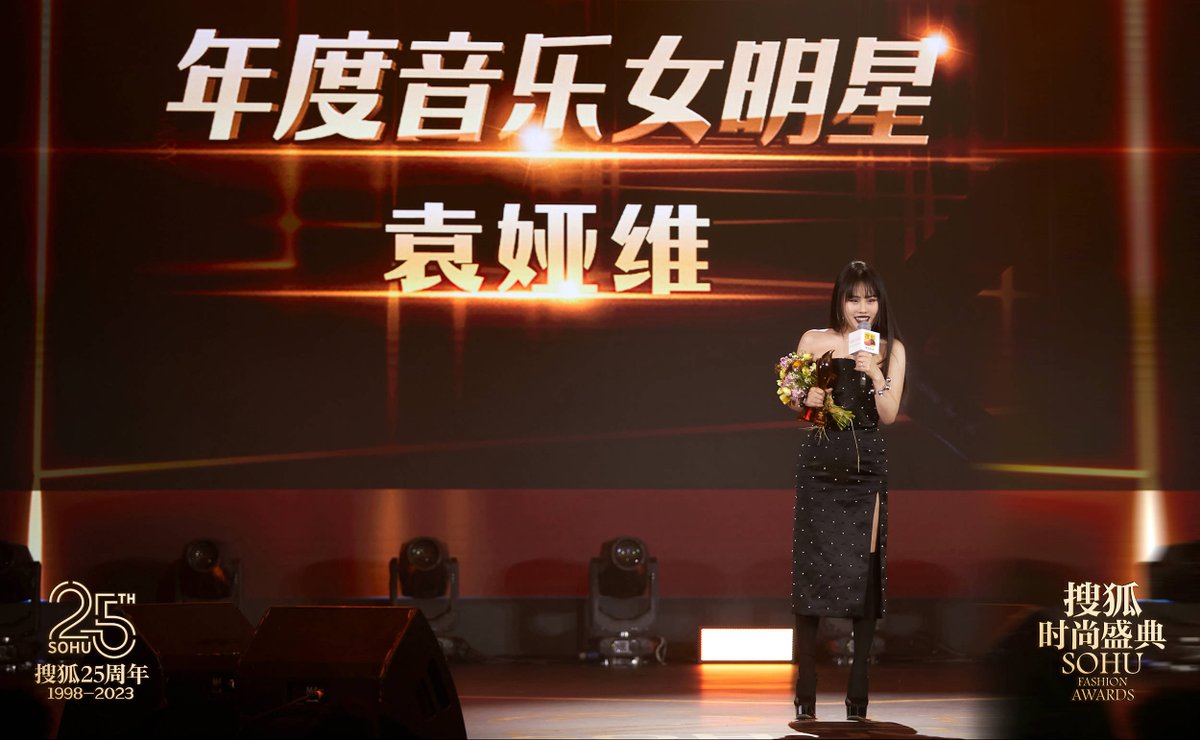 tiaraymusic's tweet photo. Congrats to Tia Ray who won the 2022 Female Singer of the Year award✨ https://t.co/xkPpjF5Mdm