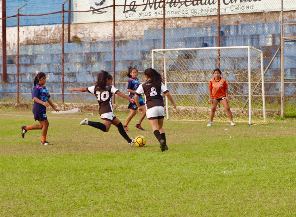 bancoagricolasv's tweet photo. Nuestras jugadoras de Jogo Bonito (Categoría Sub-15) se coronaron como campeonas del Torneo Internacional Cancha de Oportunidades. 🏆🥳

#LoLindoDelFútbol son todas las oportunidades y momentos que encontramos en él.
@FESAELSALVADOR https://t.co/ZlIeVI79zX