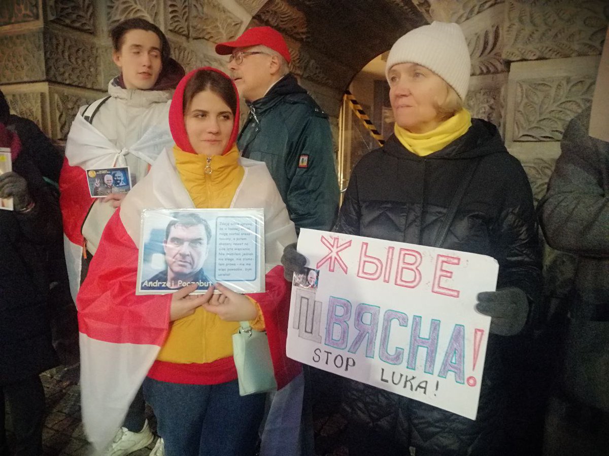 ❤️Action in support of HRDs of Viasna was held in Gdansk

Local Belarusians came to the historic gates of the city with lamps and portraits of #politicalprisoners
#FreeViasna #WeStandByYou #FreeAles #FreeValiantsin #FreeUladzimir