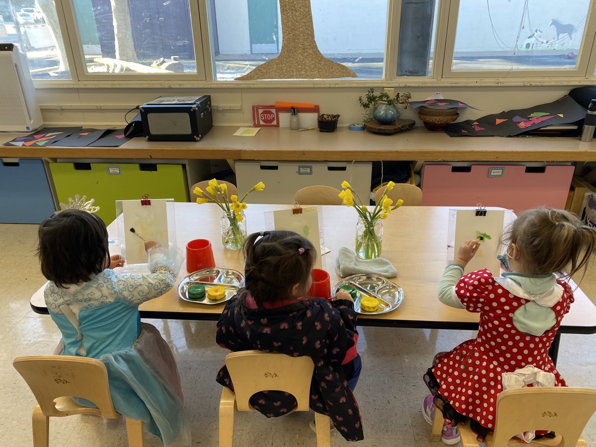 PreSchoolFamily's tweet photo. Dinner class explores water color paints and beautiful daffodils with their still life paintings. https://t.co/ZYwPoxh6qH