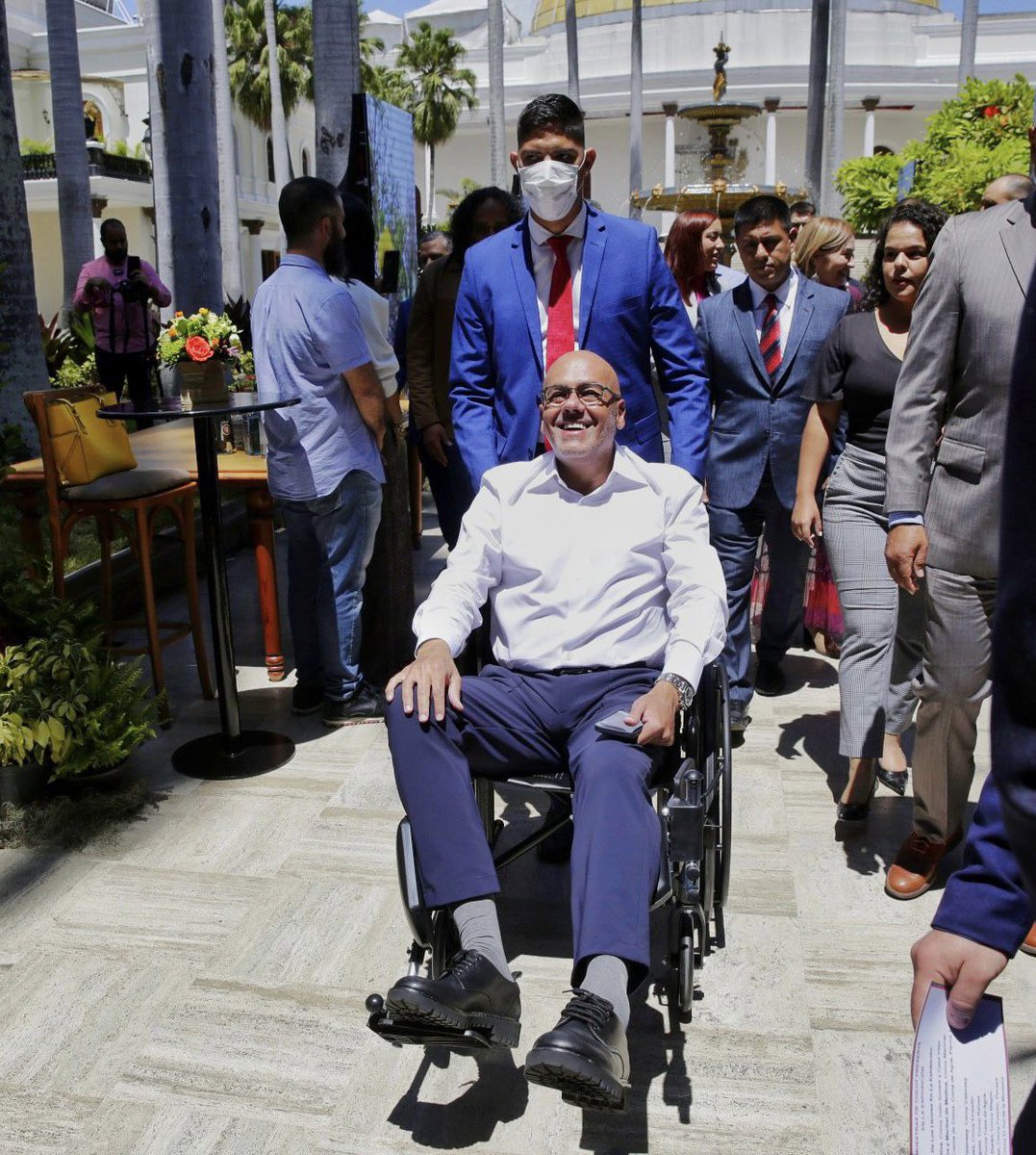 jorgerpsuv's tweet photo. Sesión es sesión y hasta con una pata mala, y junto a mis compañeros del alma, llegamos a cumplir con nuestro trabajo. https://t.co/IdKR32v7Bw