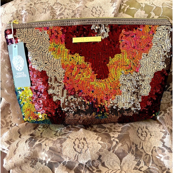 SenecaCreek's tweet photo. So good I had to share! Check out all the items I'm loving on @Poshmarkapp #poshmark #fashion #style #shopmycloset #dolcevita #vincecamuto #7forallmankind: https://t.co/eVRswLEU2b https://t.co/lD95DKJRr6