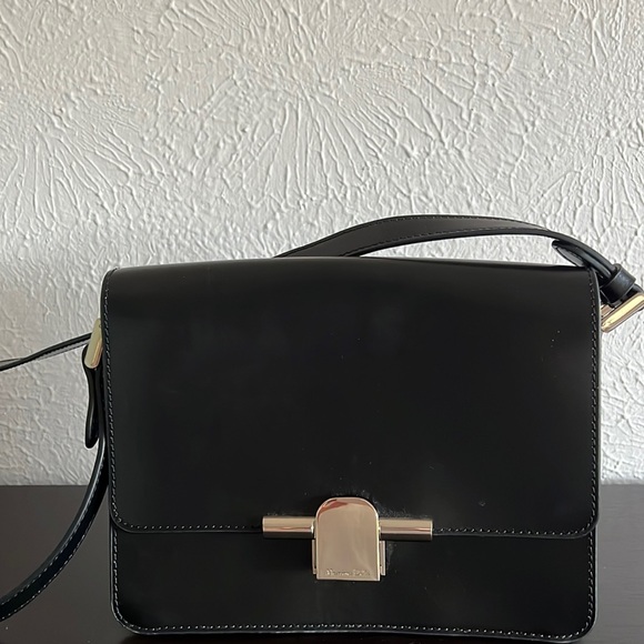 aallisonr's tweet photo. So good I had to share! Check out all the items I'm loving on @Poshmarkapp #poshmark #fashion #style #shopmycloset #massimodutti #quince: https://t.co/IrBTeliKKB https://t.co/XdEUwakyGW