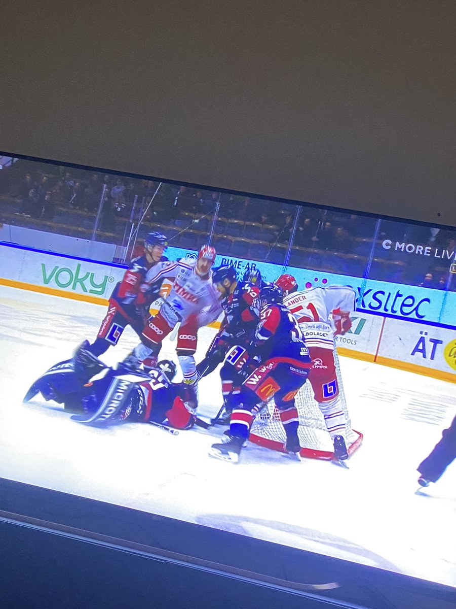 Emanuelss0n's tweet photo. Hur hindrar/stör inte timråspelaren Högberg i målgården här? Högberg är i målgården med armar men utanför med kroppen. Och det såg ut som att de hade kontakt.
Vissa döms bort, vissa blir mål. Ibland offside i m under pågående spel utan kontakt med målvakt men tekning utanför zon. https://t.co/bcsWC4QbnP