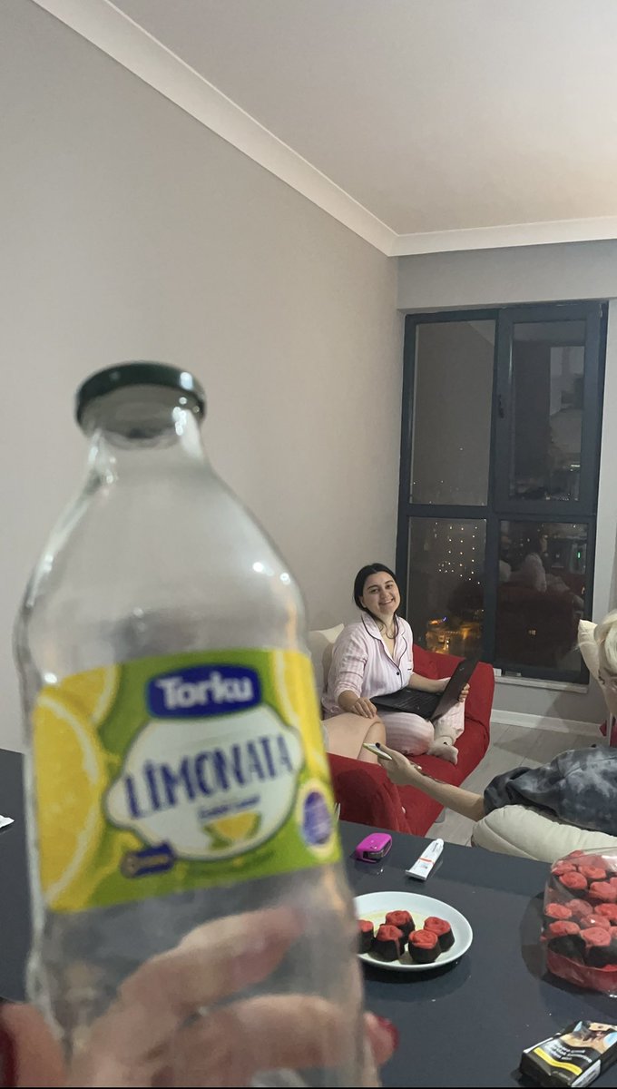 MericDemirell's tweet photo. @ilaydaakeskinnn Ben ve limonata seni çok özledik hadi beni geçtim limonatanın yokluğuna nasıl dayanıyorsun prenses 🥹 https://t.co/MIYJzGjoGM