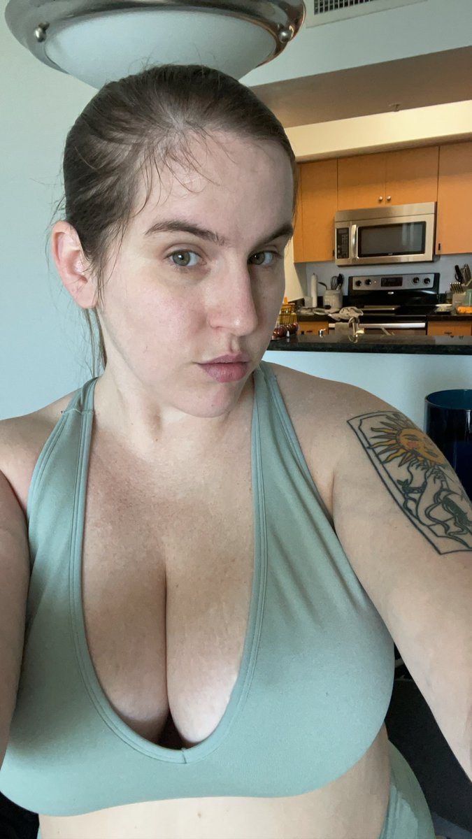 Marmarrrr_'s tweet photo. How you age when you mind your own business and wear sunscreen 18 to basically 30 https://t.co/4zcOXvCMUB