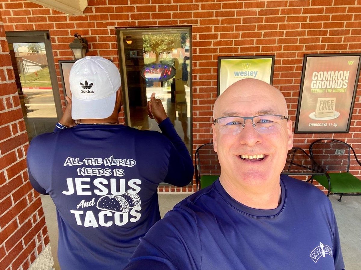 SEOSL's tweet photo. 🚨Guess who's back?🤔 It's Taco 🌮 Tim! He's bringing his delicious soft tacos to the Wesley. Food, Fun, and Fellowship. Enjoy the deliciousness from 11-1 pm and enjoy some tasty tacos from Taco Mayo. Don't miss out! #TacoTim #TacoMayo #Studentlife #food https://t.co/OmeT2m7VbQ