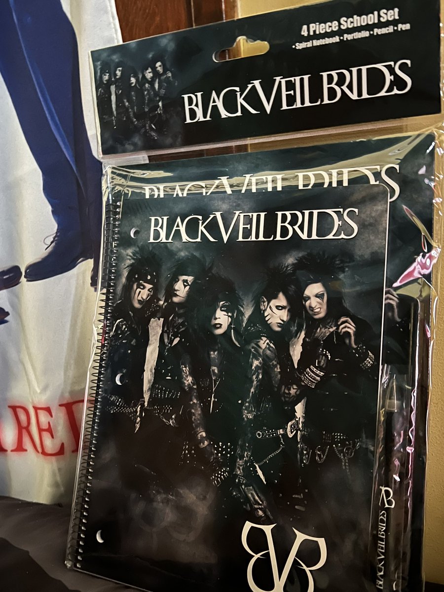BlitchezBVB's tweet photo. got my school supplies https://t.co/sHAmltqo2J