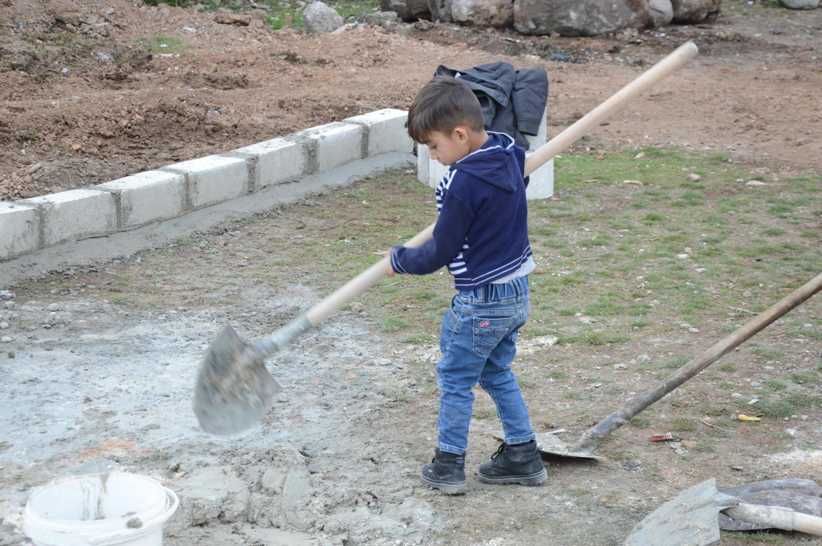 GreenRojava's tweet photo. The school is almost ready to plant the trees with us!
It's also about time, since the cold winter-temperatures are already over and the saplings need time to gain strength until the heat of the summer hits.
☀️💧🌱 https://t.co/2QNNCcojaw