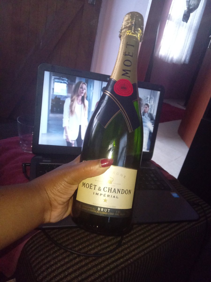 PixieyyD's tweet photo. Happy Thursday 🥂this is going to be a long night🧡 https://t.co/3oBgUGCBim