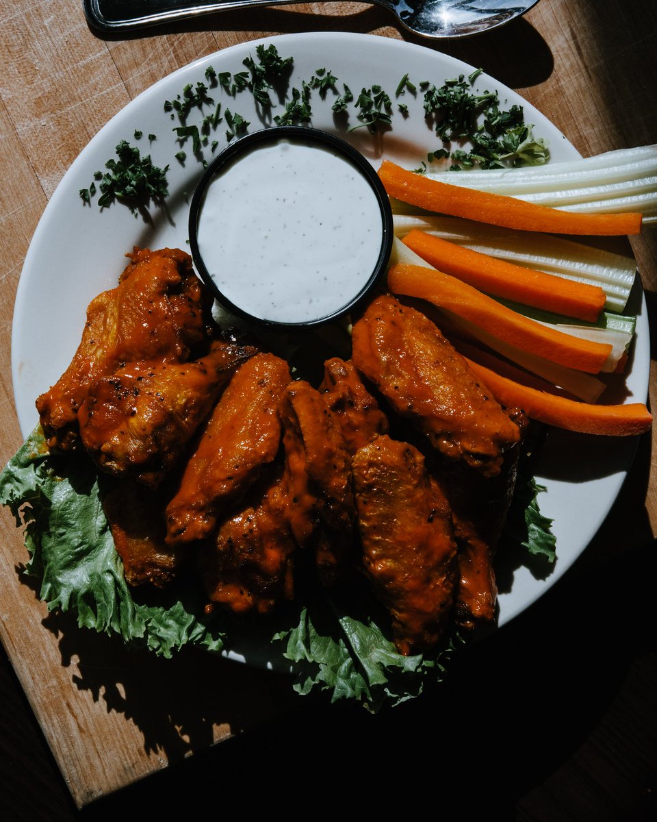 StrapTankBrewCo's tweet photo. It's thirsty Thursday, join us for a craft brew and our famous Trolley Wings!

Choice of buffalo, dry spiced, BBQ, teriyaki, or garlic Parmesan. Served with a choice of ranch or bleu cheese dressing
https://t.co/n9qJZiWTy7 https://t.co/IMRM2qxpIS