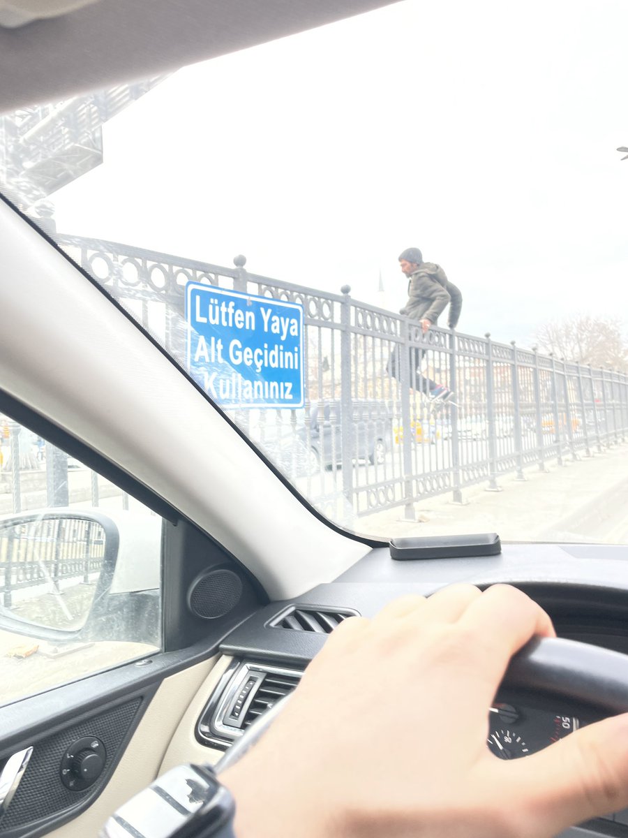 Tabela tam olması gereken yerde 😂 <a href="/istanbulbld/">İstanbul Büyükşehir Belediyesi</a>