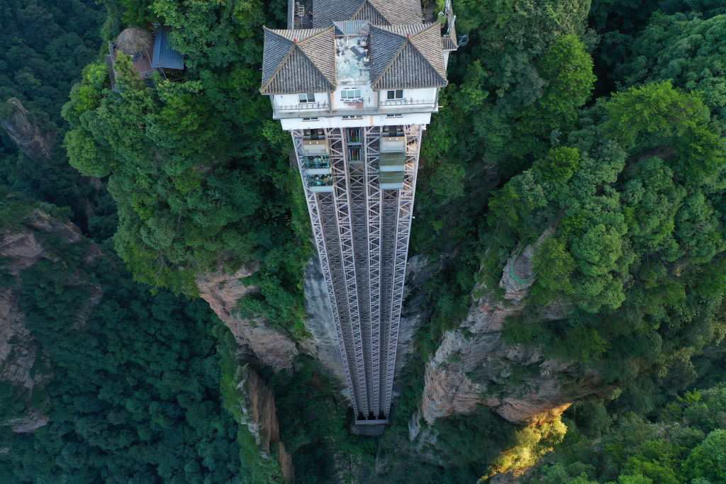 China: Conoce el “Ascensor de los Cien Dragones”, el más alto del mundo 🇨🇳 

En total tiene 326 metros de altura y ofrece panorámicas fascinantes del Parque Natural  Zhangjiajie.

Detalles en  👉🏻 descubriendochina.org/post/china-con…
#China #Elevador #Montaña #Unesco #Patrimonio #Records