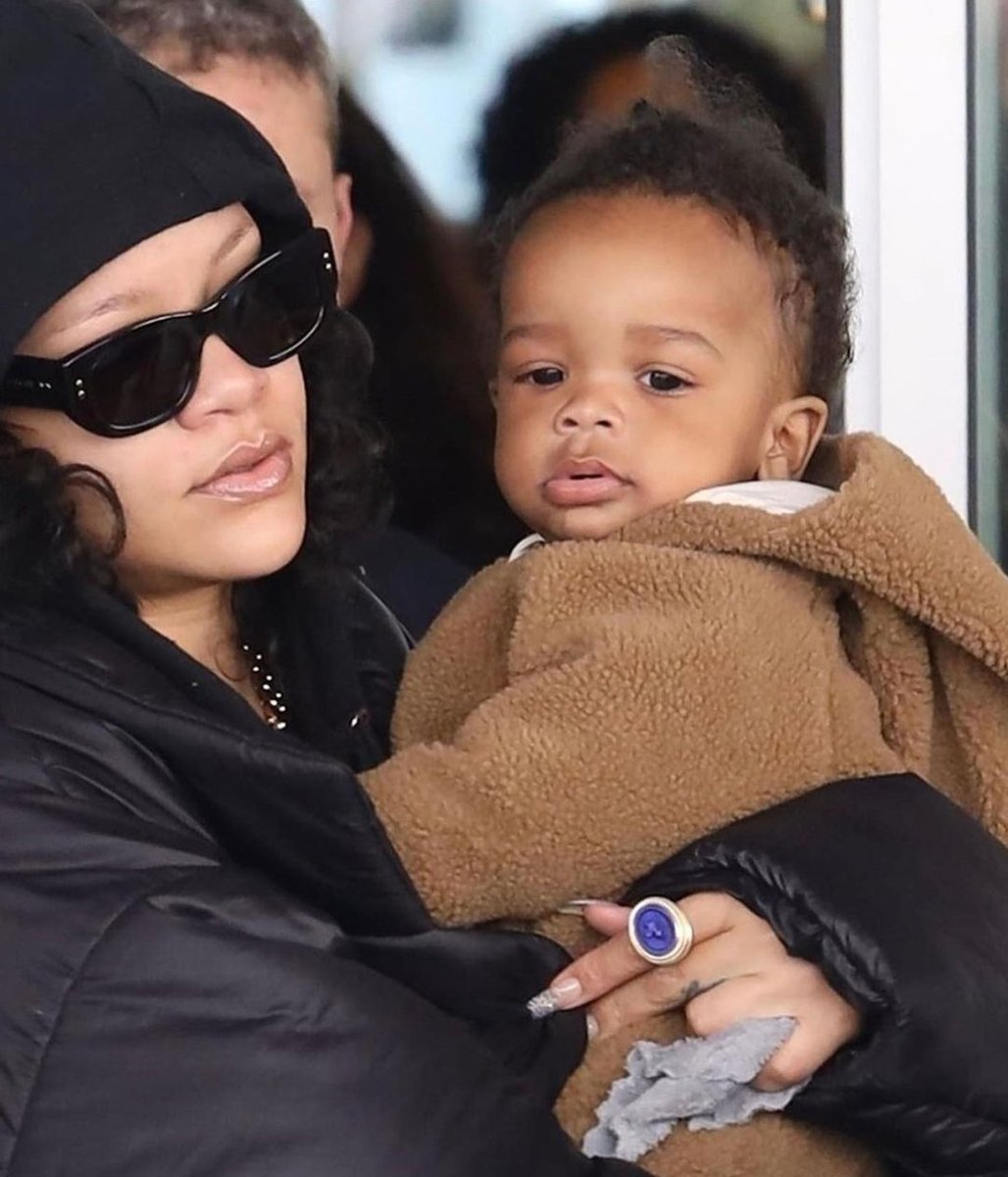 VaziNetwork's tweet photo. Spotted out and about on mama duty
@badgalriri &amp; baby having a good time in style.
#rihanna
#vazinetworkmedia🔌📸🎥 https://t.co/zoikx4Ybwd